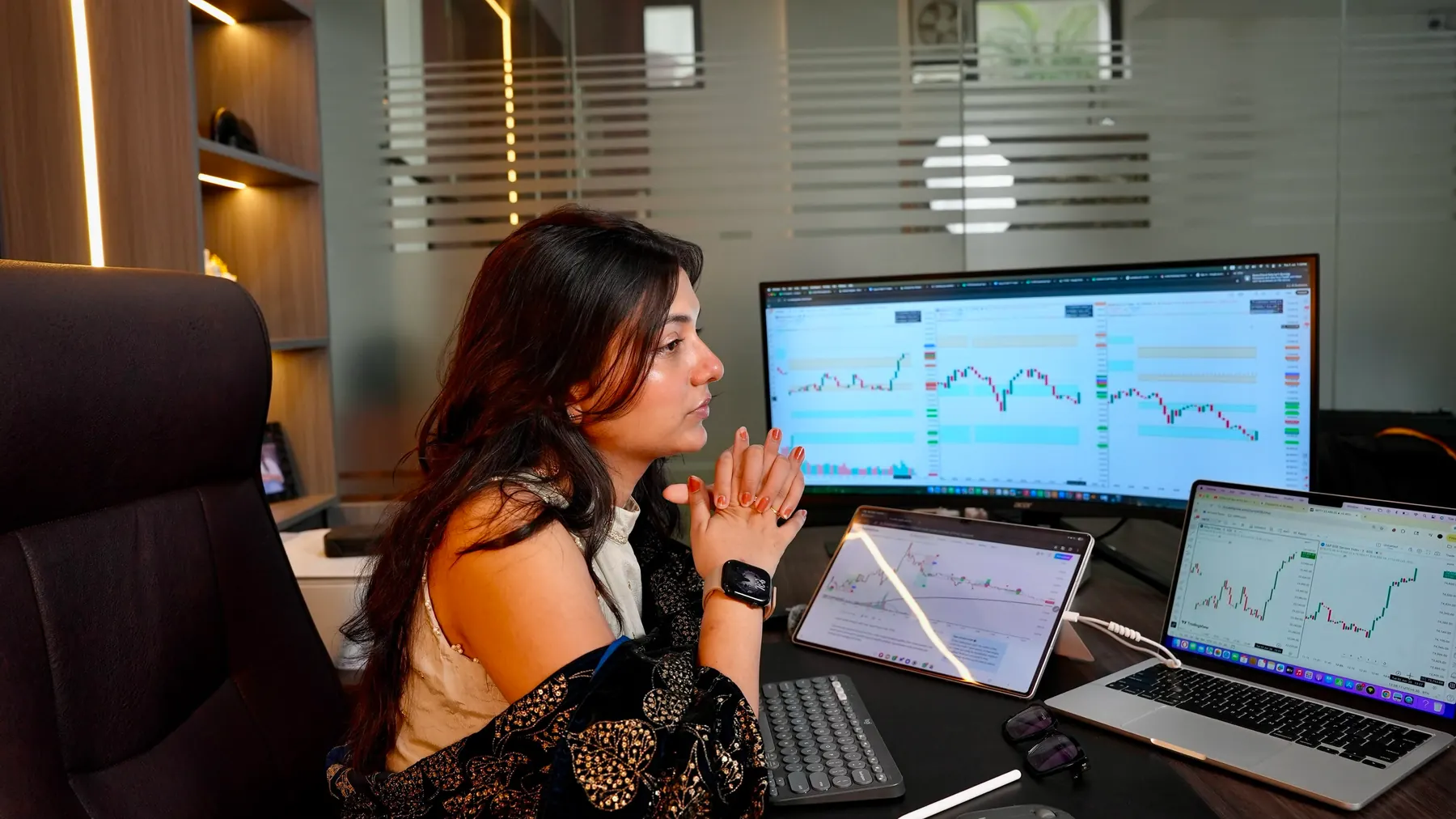 Following the market open across screens and laptops