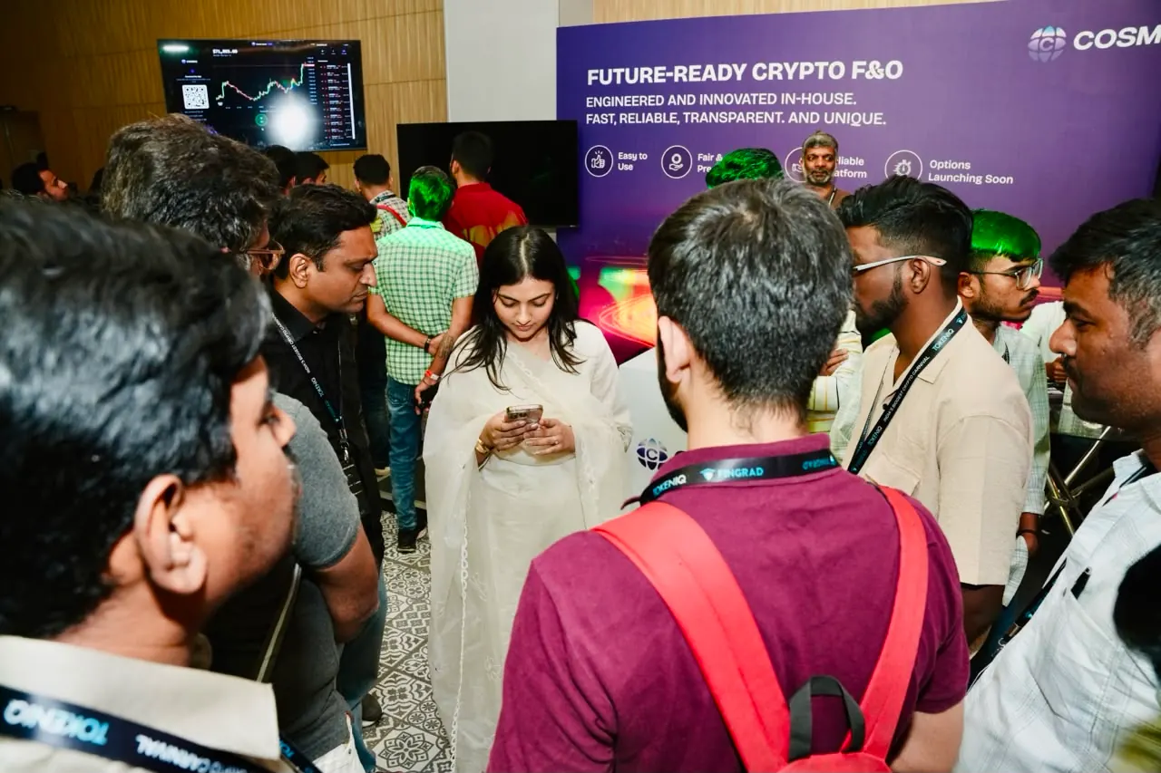 A crowd gathers around a live platform demo on the expo floor